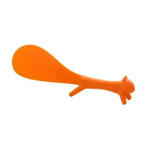 Cucchiaio di riso arancione a forma di scoiattolo, verticale e antiaderente.
