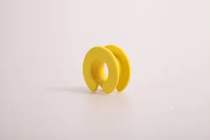 Détail du clip de corde à linge jaune coupe-vent pour barre de séchage ronde fixe