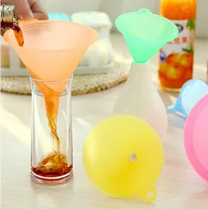 Buntes Trichterset aus Kunststoff für die Küche Stapelbare Lebensmittelechte Trichter für Flüssigkeiten Öle und Marmeladen mit Loch