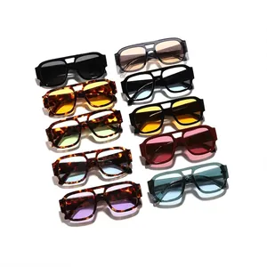Gafas de sol de aviador cuadradas retro con lentes de colores y montura de carey.