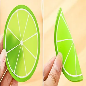 Dettaglio che mostra la flessibilità di un sottobicchiere in silicone a forma di lime