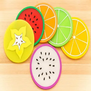 Vista dettagliata di sottobicchieri in silicone colorati a forma di frutta su legno