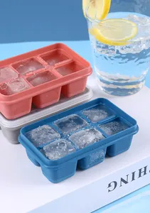 Vista detallada de bandejas de silicona para 6 cubitos en coral y azul con hielo fresco