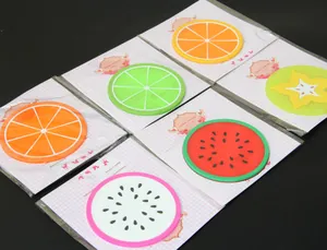 Vista dettagliata di sottobicchieri colorati in silicone a forma di frutta assortita