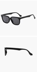 Gedetailleerde weergaven van klassieke zwarte vierkante retro zonnebril met dik montuur