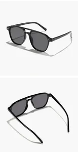 Gedetailleerd overzicht van uniseks zwarte aviator zonnebril met UV-bescherming, twee hoeken
