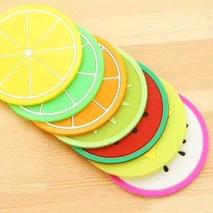 Set di sottobicchieri in silicone a forma di fette di frutta colorate e vivaci