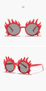 Vue détaillée des lunettes de soleil de fête rouges en forme de flamme pour enfants.