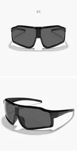 Vue détaillée des lunettes de soleil de sport noires pour enfants avec écran unique.