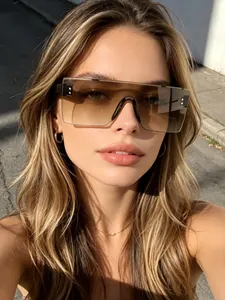 Detalle de modelo con gafas de sol rectangulares sin montura bajo la luz del sol
