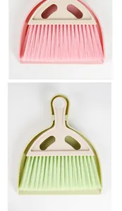 Vista dettagliata del set mini scopa e paletta da tavolo nei colori rosa e verde