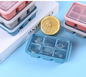 Vista de detalle de bandeja de cubitos de hielo de silicona de 6 rejillas con tapa