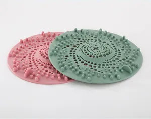 Nahaufnahme von rosa und grünen Silikon-Haarfängern mit spiralförmigem Abflussmuster.