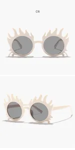 Vue détaillée des lunettes de soleil flamme pour enfants en crème et verres gris