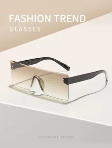 Vista detallada de gafas de sol rectangulares sin montura con lentes degradadas