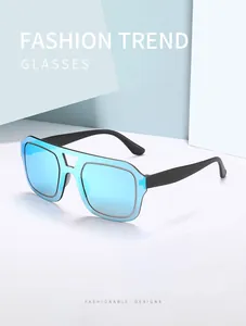 Detailopname van retro zonnebril met blauwe spiegelglazen en zwart montuur.