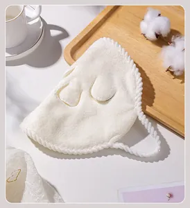Détail d'un masque serviette compressé chaud blanc pour les soins de beauté du visage