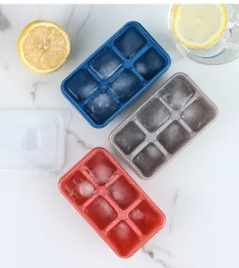 Vista detallada de tres bandejas de cubitos de hielo de 6 compartimentos con limones