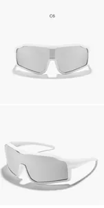 Détail des lunettes de soleil de sport pour enfants blanches avec verres argentés.