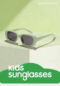 Vista dettagliata di occhiali da sole quadrati verde chiaro per bambini con protezione UV