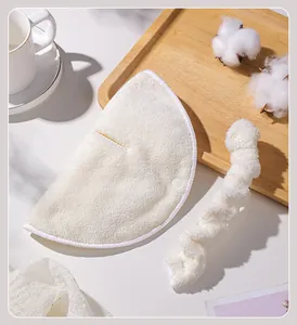 Gros plan sur le masque serviette en peluche blanche épaisse et le bandeau assorti