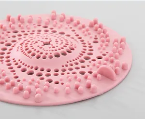 Makro-Detail des rosa Silikon-Abflussfilters für das Badezimmer mit Spiralmuster