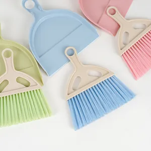 Mini set paletta e scopetta multicolore per la pulizia di tastiere e piccoli spazi.