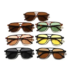 Collectie meerkleurige aviator zonnebrillen met UV-bescherming op een witte achtergrond