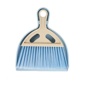 Set mini scopa e paletta in azzurro per la pulizia efficiente della scrivania da ufficio