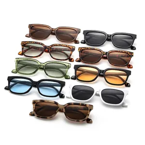 Diverse collectie retro vierkante zonnebrillen in verschillende kleuren en patronen.