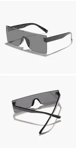 Detalle del diseño de pantalla sin montura y patillas texturizadas de estas gafas de sol negras