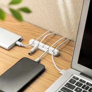 Weißer Schreibtisch-Kabel-Organizer mit 5 Steckplätzen für Ladekabel auf Holztisch