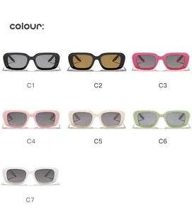 Selezione di occhiali da sole quadrati alla moda per bambini con opzioni di colore