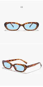 Vista dettagliata degli occhiali da sole retrò a montatura stretta leopardata con lenti blu chiaro