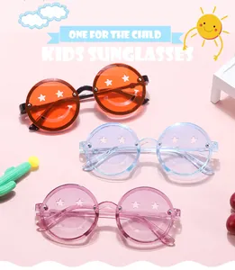 Primer plano de gafas de sol infantiles con cara sonriente en naranja, azul y rosa.