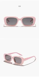 Vista frontale e laterale di occhiali da sole quadrati rosa per bambini con lenti grigie.
