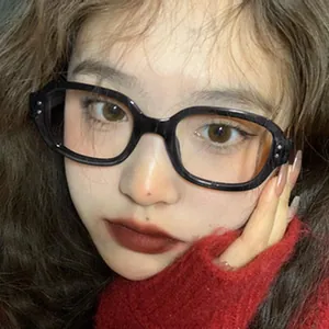 Close-up van een stijlvolle vrouw met een zwarte rechthoekige bril in Koreaanse modestijl