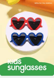 Vista detallada de gafas de sol de fiesta para niños con forma de corazón en rojo y azul