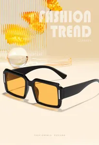 Detailansicht der trendigen quadratischen Sonnenbrille mit gelben Gläsern und schwarzem Rahmen