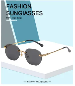 Nahaufnahme einer sechseckigen randlosen Sonnenbrille mit goldgedrehten Bügeln.