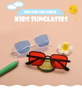 Vue détaillée de lunettes de soleil carrées pour enfants avec montures PC et verres