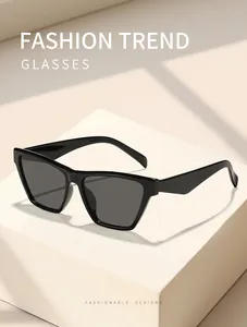Gros plan de lunettes de soleil œil-de-chat noires pour femmes sur un support blanc