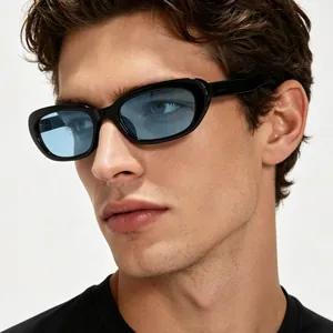Occhiali da sole vintage con montatura stretta nera e lenti azzurre per uomo e donna