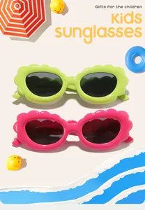 Vista dettagliata degli occhiali da sole per bambini con montatura smerlata trendy