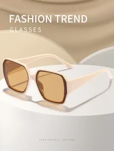 Detailansicht der trendigen cremefarbenen quadratischen Sonnenbrille mit bernsteinfarbenen Gläsern
