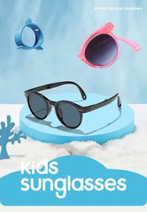 Nahaufnahme von einer faltbaren runden Sonnenbrille für Kinder in einer Strandszene
