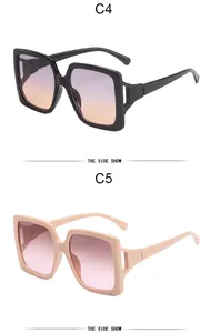 Vista detallada de gafas de sol cuadradas con patillas huecas y lentes degradadas.