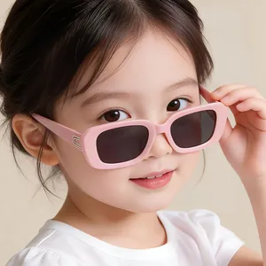 Occhiali da sole quadrati rosa per bambini con protezione UV su una modella bambina