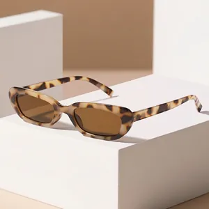 Occhiali da sole vintage tartarugati con montatura stretta per un look retrò