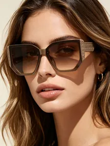 Close-up van model met oversized veelhoekige zonnebril met chique getextureerde poten
